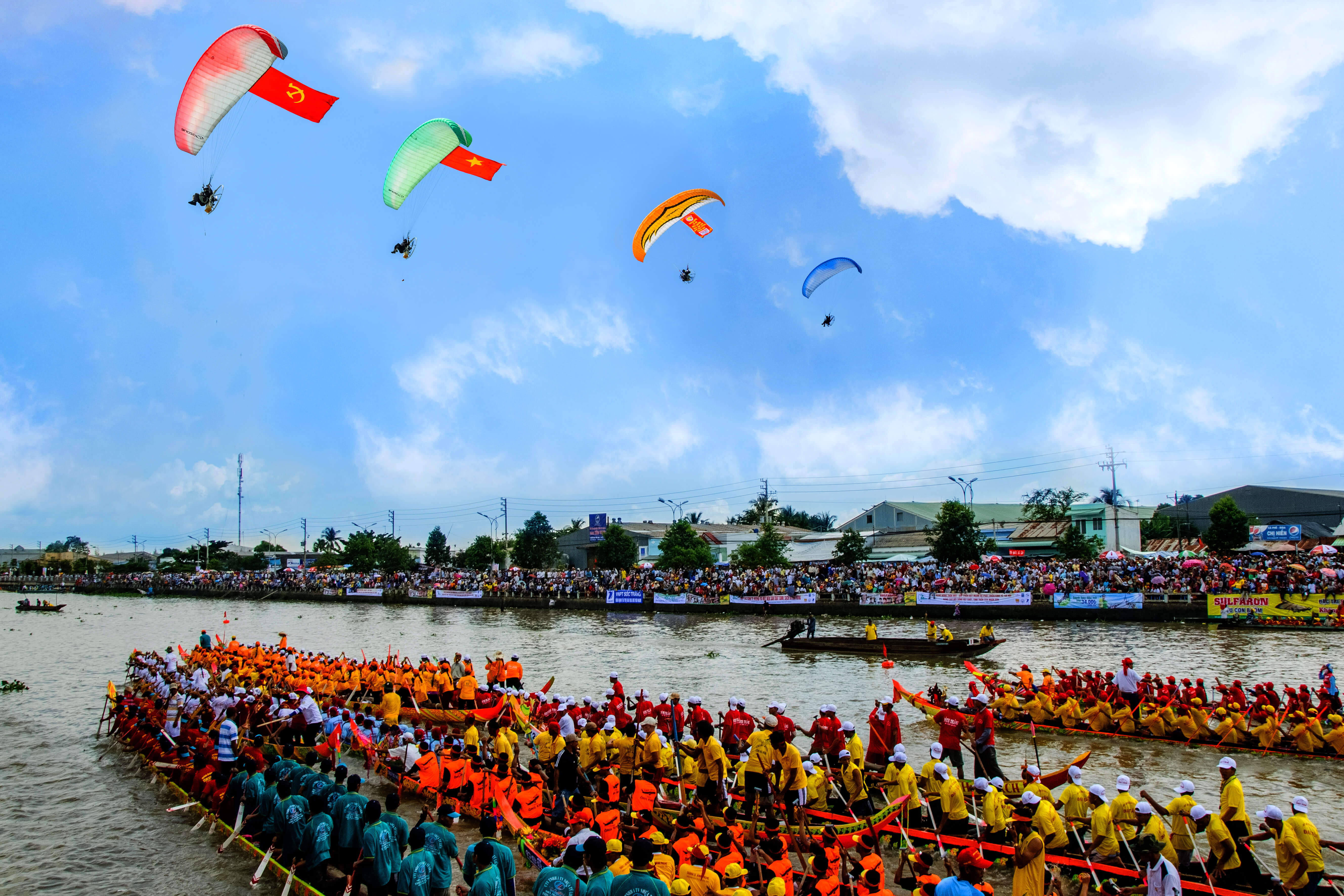 Ghe Ngo Boat Race Vietnam Tourism